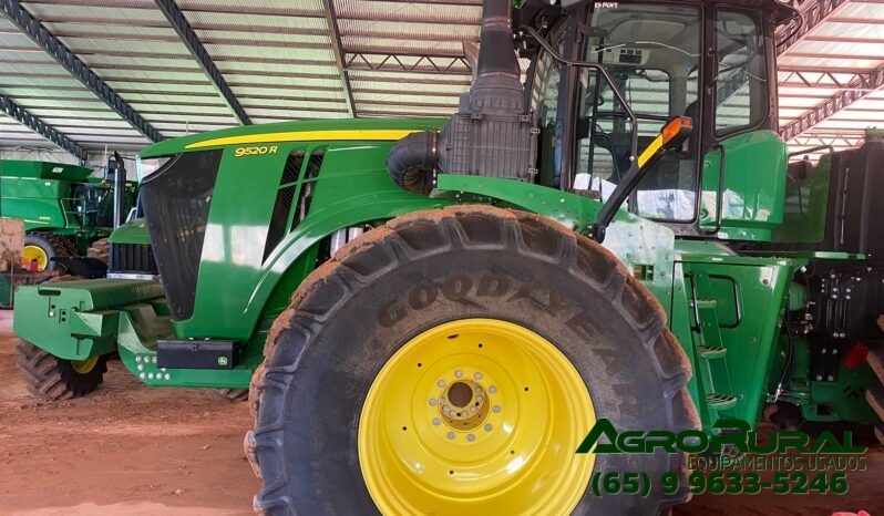 
								Trator John Deere 9520R Série 9R cheio									